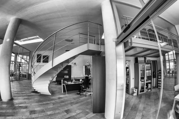 Modernes Büro mit Rundtreppe — Stockfoto