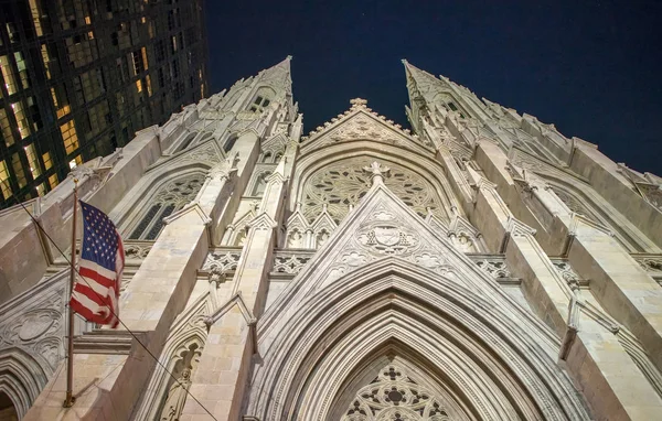 St Patrick Cathedral fachada à noite, Quinta Avenida - New York Ci — Fotografia de Stock
