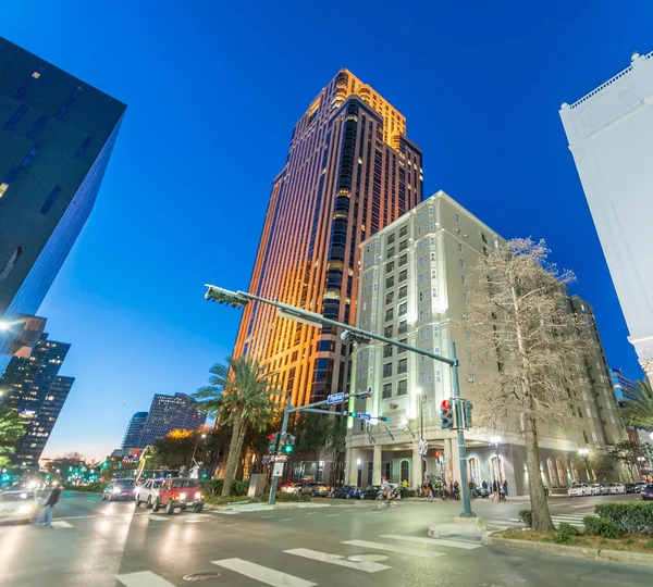 Nachtansicht neuer orleanischer Gebäude vom Straßenniveau aus — Stockfoto