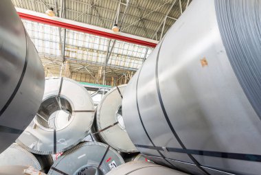 Metail bobinleri bir şirket depoda yığılmış