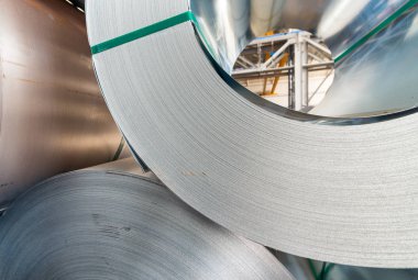Metail bobinleri bir depoda yığılmış