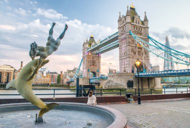 Tower Bridge çeşme ve şehir manzarası - Londra ile gün batımında, 
