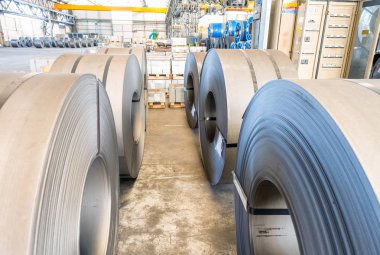 Metail bobinleri bir şirket depoda yığılmış
