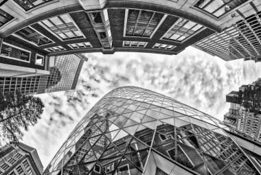 Londra Modern ve eski binalar. Sokak lev balıkgözü görünümünden