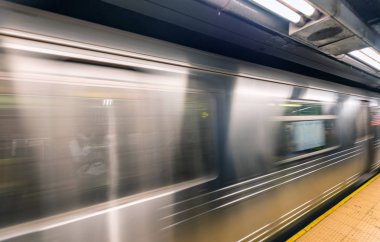 New York metro tren istasyonunda hızlı hareket eden