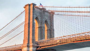 Brooklyn Bridge Tower gün batımında, New York City