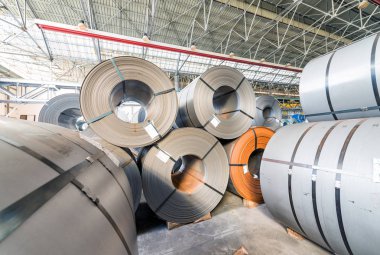 Metal bobinleri yığılmış. Çevre Sanayi