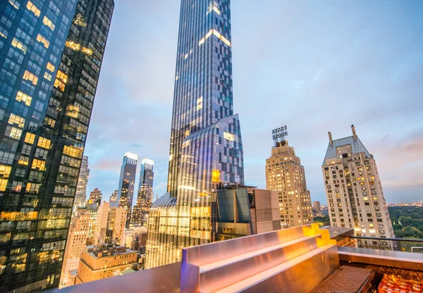 Vista de la azotea al atardecer de Nueva York. skyline Midtown Manhattan —  Fotos de Stock
