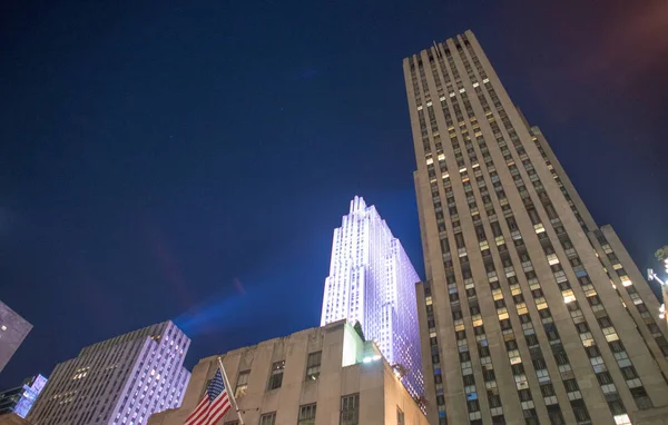 Moderní mrakodrapy Manhattanu při pohledu z ulice leve — Stock fotografie