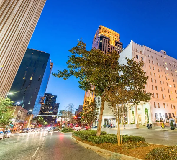 New Orleans binaların sokak seviyesinden gece görünümü — Stok fotoğraf