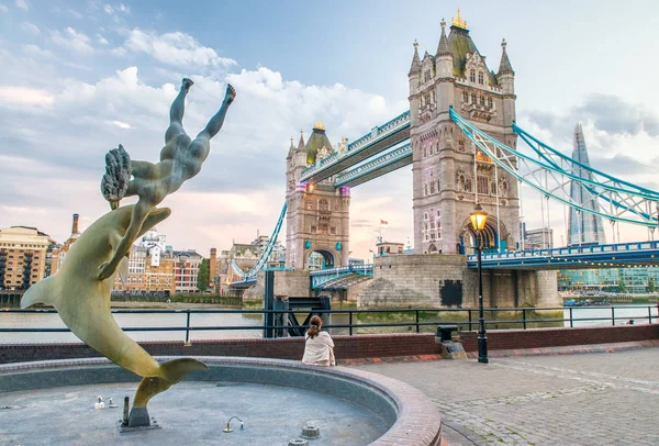 Tower Bridge at sunset with fountain and city skyline - London, — Stock Photo, Image