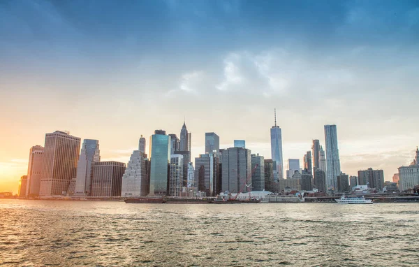 Downtown Manhattan Panorama in der Abenddämmerung, New York — Stockfoto