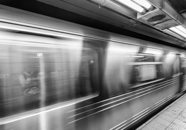Nowojorskim metrze pociąg szybko poruszających się w stacji — Zdjęcie stockowe