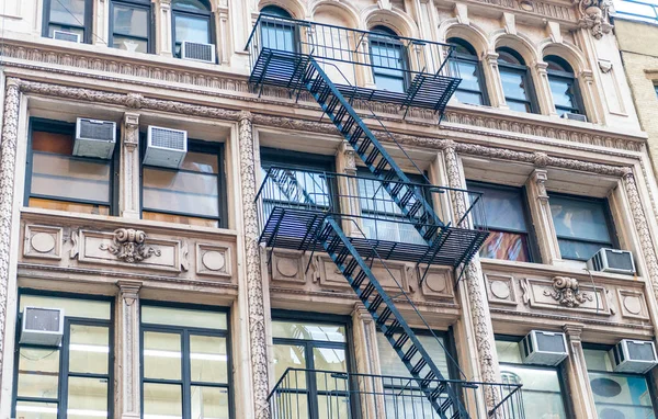 Außentreppe aus Metall am New Yorker Gebäude — Stockfoto