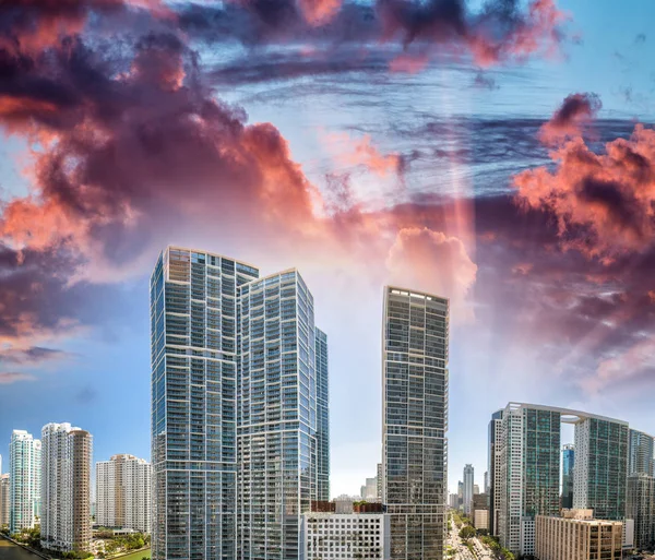 Zachód słońca widoku budynków Brickell klucz i Miami, Floryda — Zdjęcie stockowe