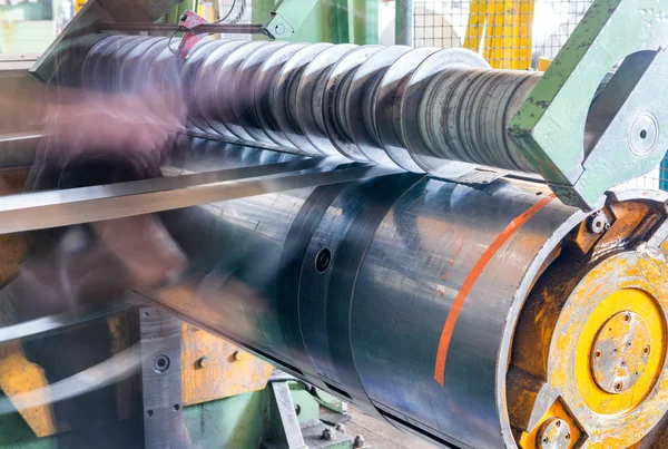 Industria metalúrgica. herramienta de corte de procesamiento de acero espira metálica — Foto de Stock
