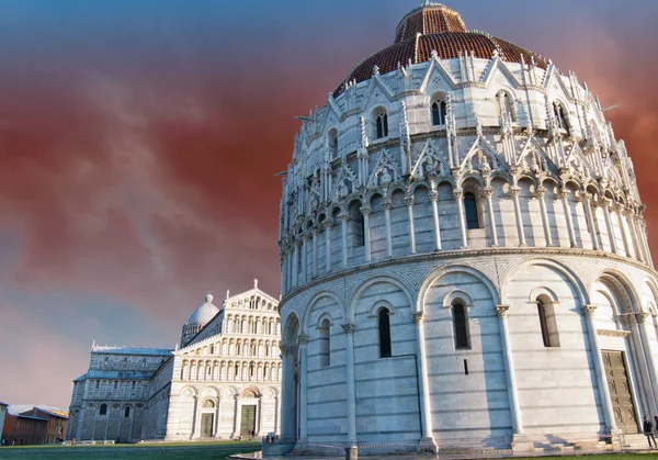 Färgerna på himlen över Piazza dei Miracoli — Stockfoto