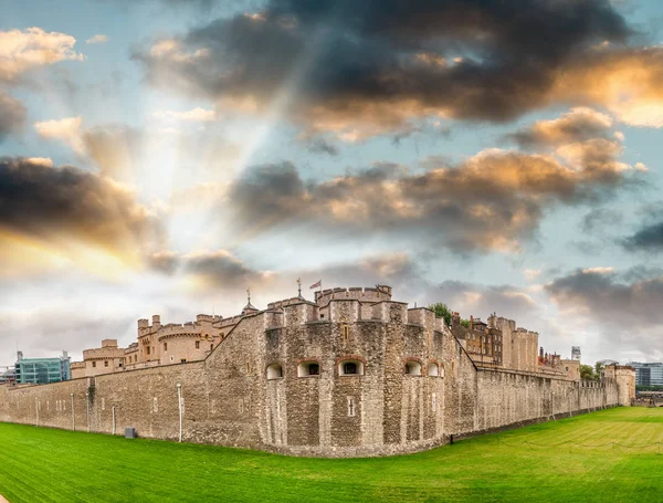 Vista panorámica al atardecer de la Torre de Londres, Reino Unido — Foto de Stock