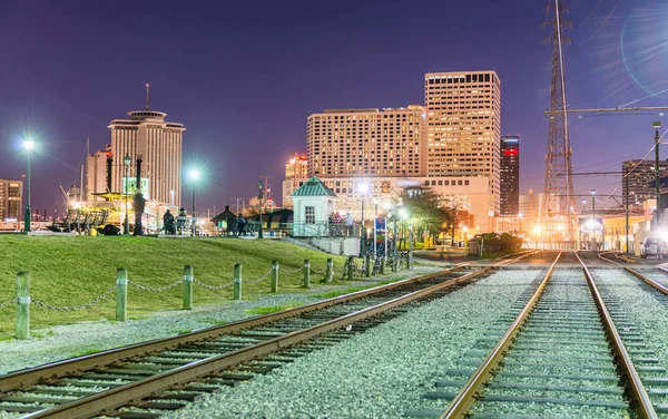 Straatverlichting van New Orleans tijdens Mardi Gras nacht — Stockfoto