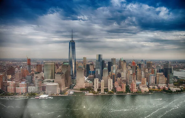 Вертолетный вид на центр Манхэттена — стоковое фото