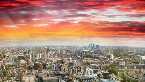 Sonnenuntergang Luftaufnahme der Skyline von London, Ostseite — Stockfoto