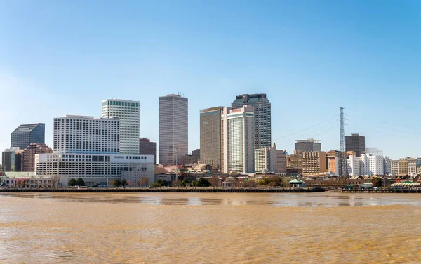 Gebäude neuer Orleans entlang des mississippi-Flusses, Louisiana — Stockfoto