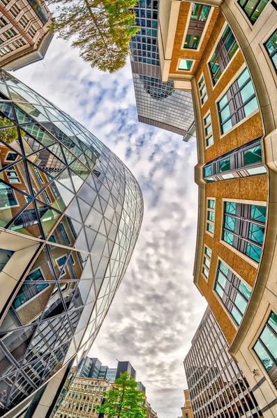 Moderne en oude gebouwen van Londen. Fisheye uitzicht vanaf de straat lev — Stockfoto