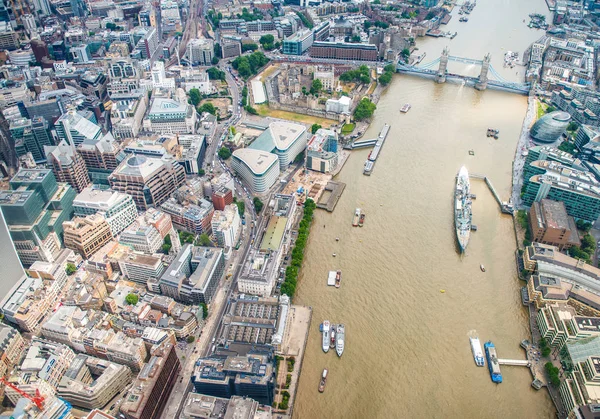 Londýnské budovy podél řeky Temže - Velká Británie — Stock fotografie