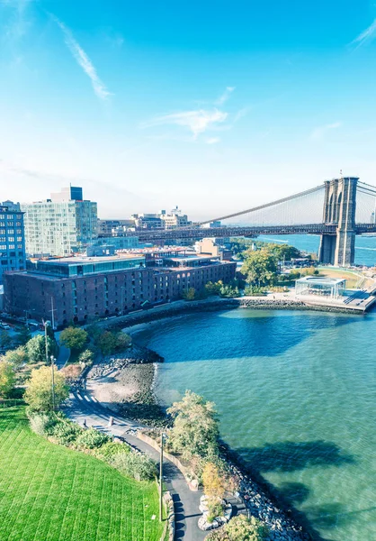 Dolní Manhattan skyline od Manhattan Bridge na krásný den — Stock fotografie