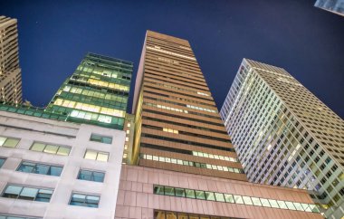 New York gökdelen gece sokak görünümü