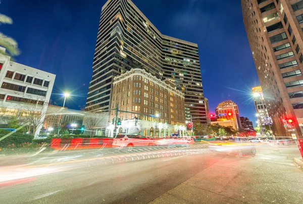 Vista noturna de edifícios de Nova Orleães a partir do nível da rua — Fotografia de Stock