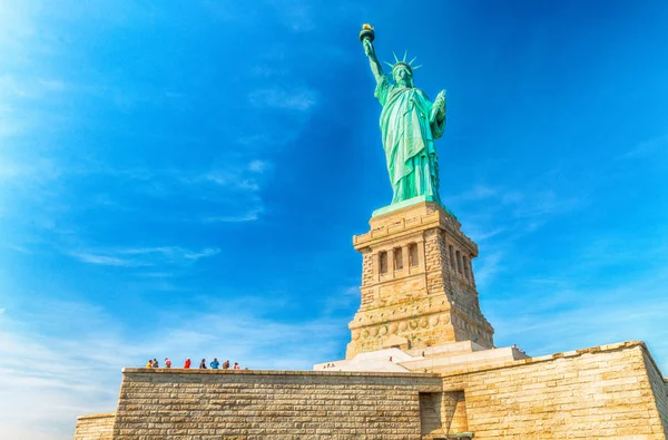 Estátua da Liberdade em Nova York, vista frontal em um dia ensolarado — Fotografia de Stock