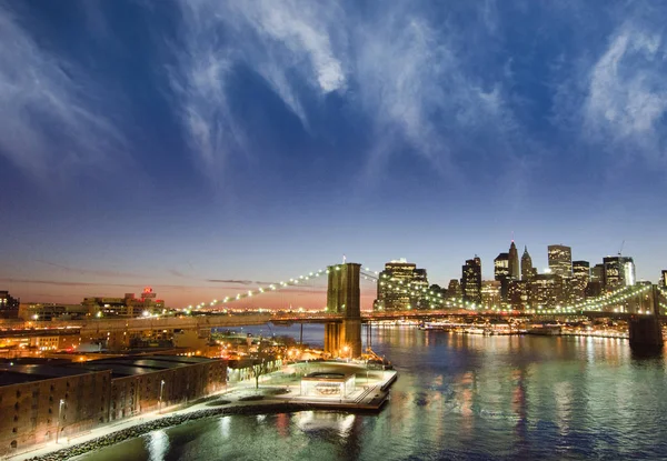 ブルックリン橋に沈む夕日の美しい色 — ストック写真