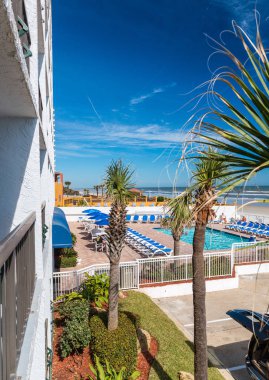 Okyanus boyunca havuz ve güneş sandalyeler. Tatil kavramı
