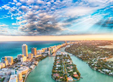 gün batımında Miami Beach havadan görünümü