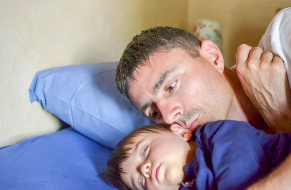 Father with sleeping daughter in bed — Stock Photo, Image