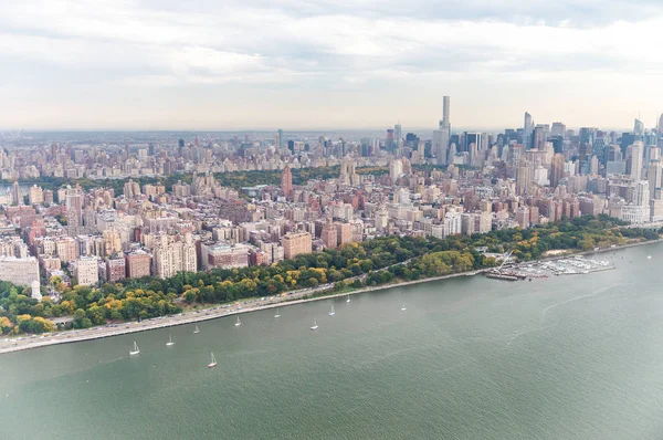 Vue en hélicoptère de New York le long de la rivière Hudson — Photo