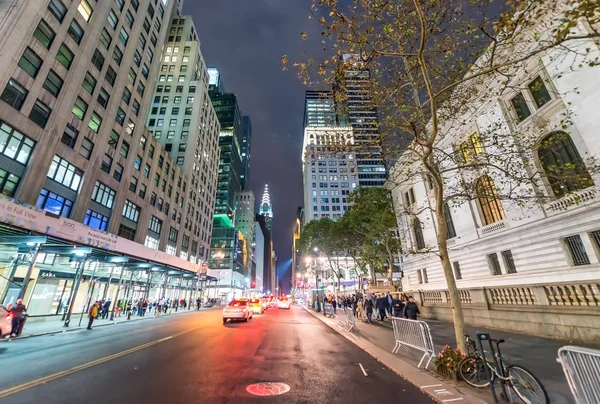 New York City - September 2015: Trafik i staden på natten. Ne — Stockfoto