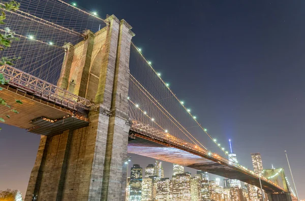 Brooklyn Köprüsü, New York şehrinin gün batımı görünümü — Stok fotoğraf