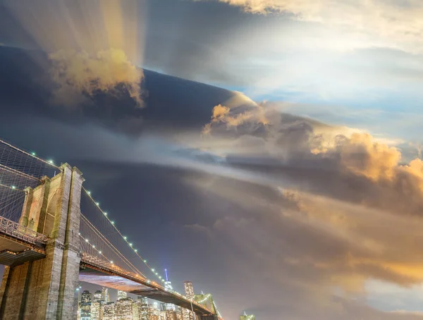 黄昏时分，纽约布鲁克林大桥 — 图库照片