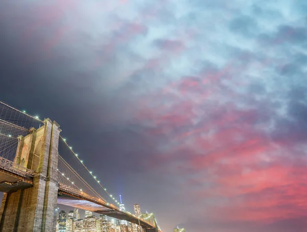 Alacakaranlıkta, New York'un Brooklyn Köprüsü — Stok fotoğraf