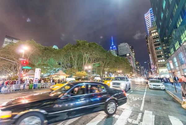 New York City - September 2015: Trafik i staden på natten. Ne — Stockfoto