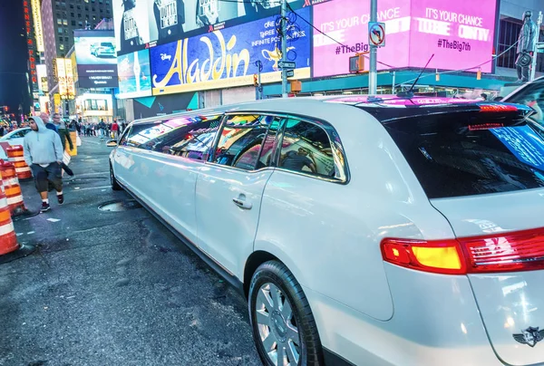 NEW YORK CITY - SEPTEMBER 2015: Traffic in the city at night. Ne — Stock Photo, Image