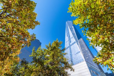 New York City - Eylül 2015: Uzun boylu gökdelenler üzerinde bir güzel 