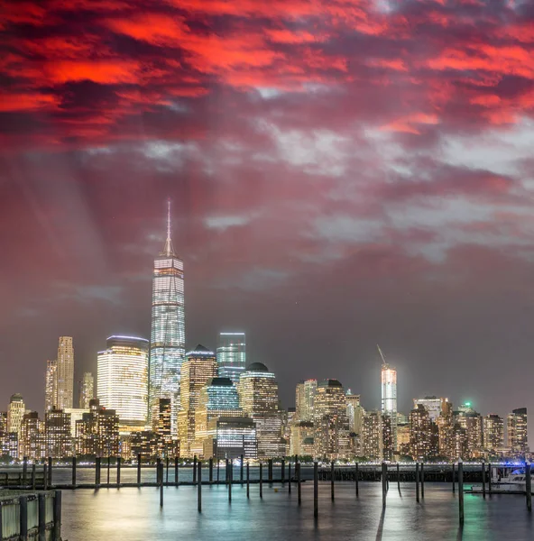 Manhattan, New York şehrinin akşam manzarası — Stok fotoğraf