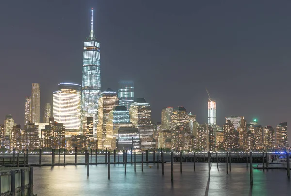 Gebäude der New York City bei Nacht — Stockfoto