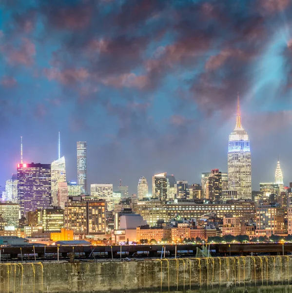 Будівель міста Нью-Йорк вночі — стокове фото