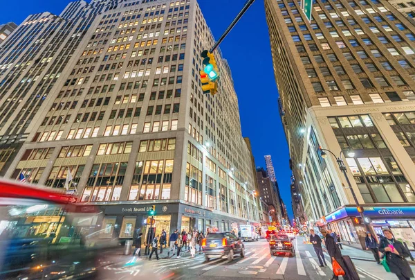 NEW YORK CITY - SETTEMBRE 2015: Traffico in città di notte. Non ancora. — Foto Stock