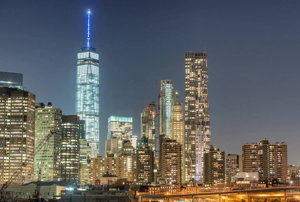 Luces nocturnas de Manhattan - skyline de Nueva York —  Fotos de Stock