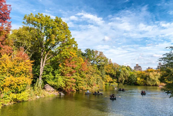 Increíbles colores otoñales de Central Park con reflejos del lago, Nuevo —  Fotos de Stock
